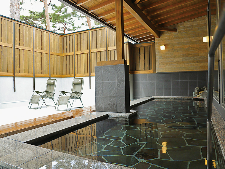 緑豊かな景色に癒やされる露天風呂。内風呂にある屋内サウナは、30分に1度のオートロウリュと光の演出が楽しい