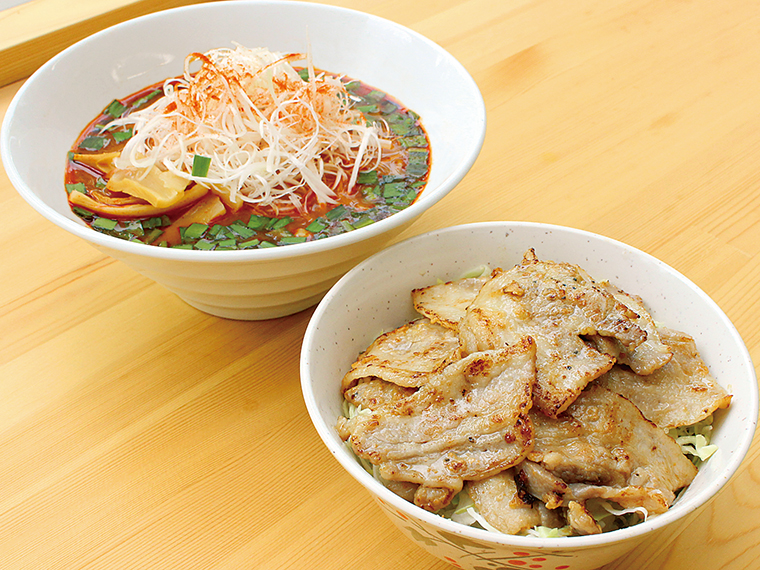 まろやかなタレでご飯が進む「天栄吟醸焼き丼」(写真手前・1,100円)。会津若松市の老舗「牛乳屋食堂」が監修した「天栄ネギ辛しみそラーメン」(900円)は、ネギの食感がアクセントに