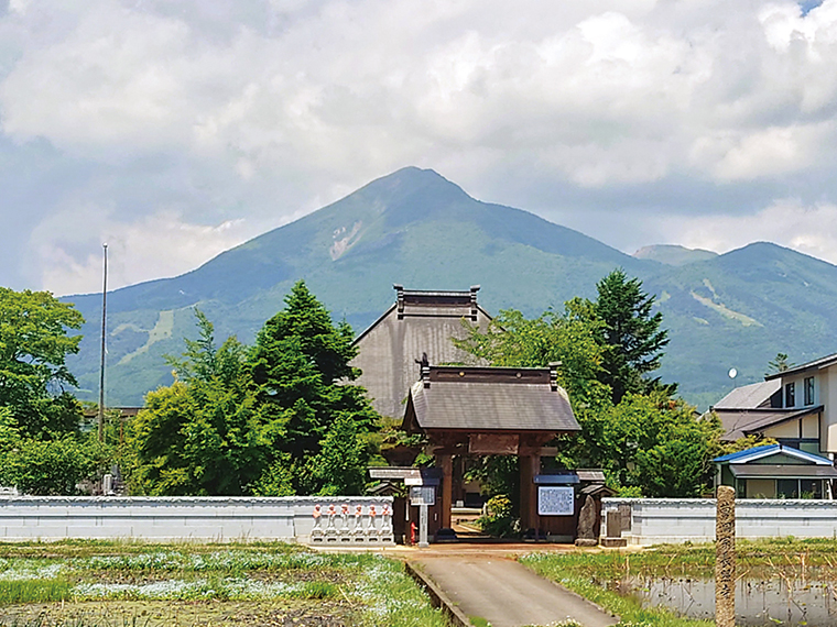 磐梯山が後背に佇む境内には野口英世博士のお墓がある。本尊は博士の母・シカも信仰した聖観音