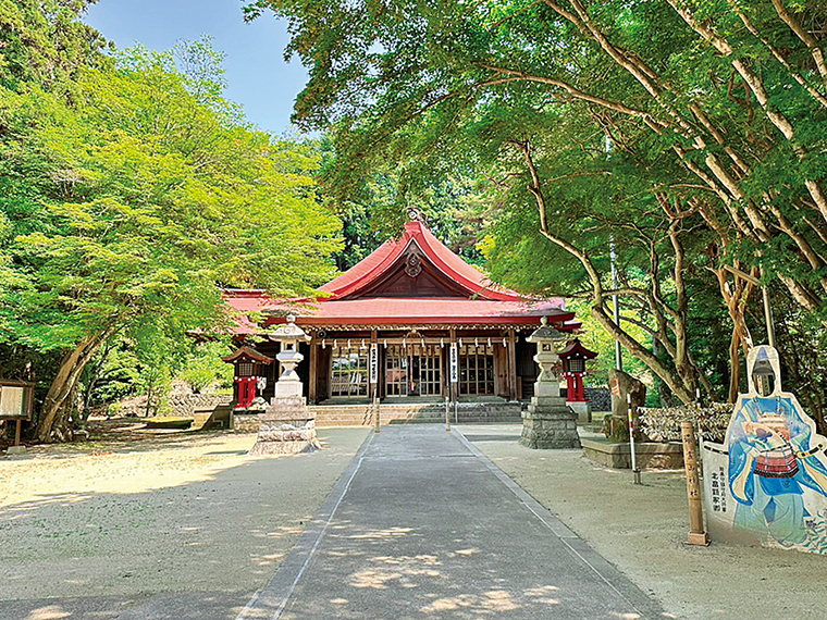 季節によって違った顔を見せてくれる境内。4月・10月に春季・秋季例大祭が開かれる