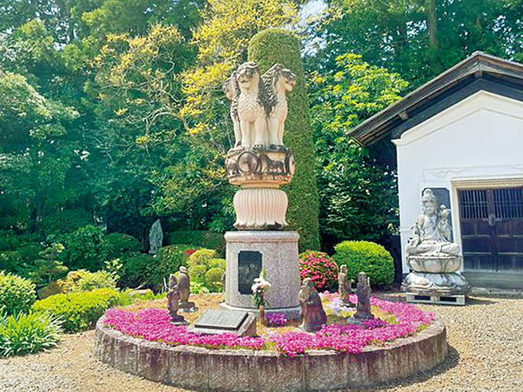 境内に建つ「アショカ・ピラー」は、仏教興隆の石像