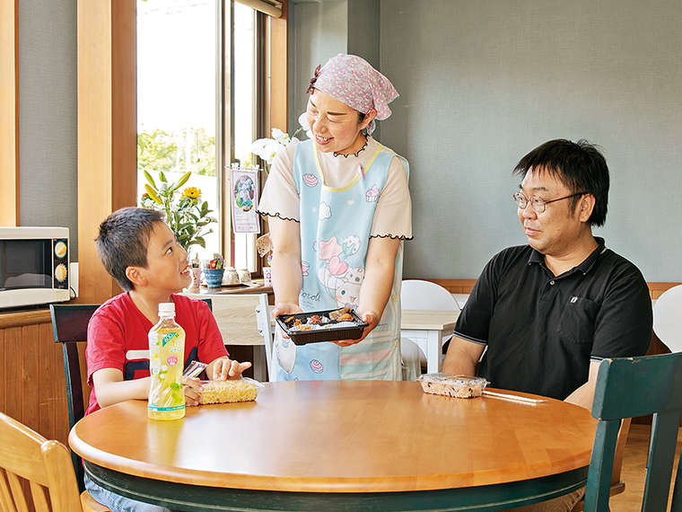 イートインスペースで食事をしていた親子と会話をする紀子さん。2023年6月のワークショップはあじさいのブーケ作りだった