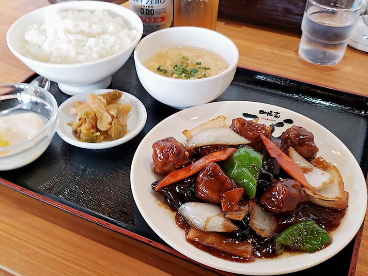 黒酢のコクのある酸味が堪らない「酢豚定食」（1,450円）