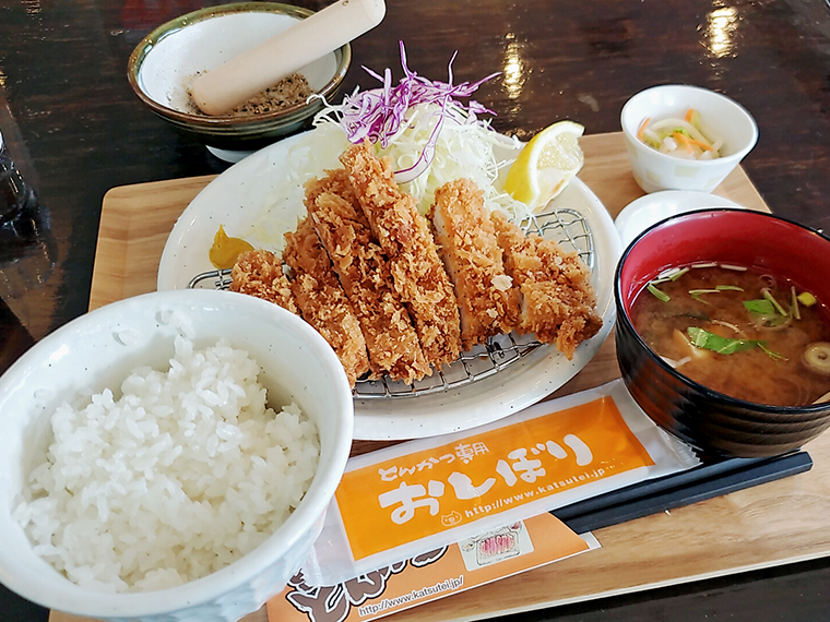 「カツ亭」さんですから、基本的にロースかつをチョイス！