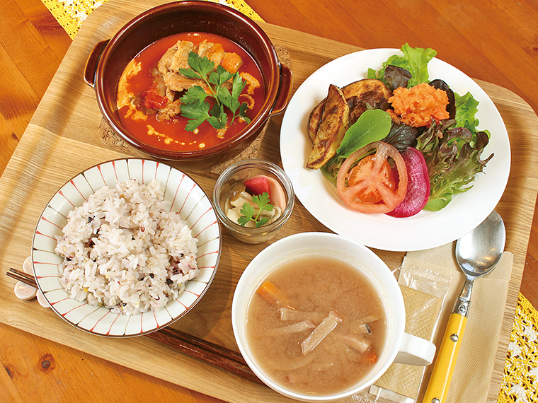 「季節のめぐみプレート(サラダ・スープ付き)」(1,100円)。この日のメインはチキンのトマト煮。雑穀米のご飯またはパンから選べる