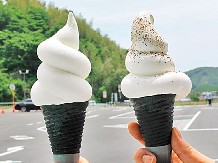 写真左から「ヤップルソフト」(400円)、鈴木醤油店のもろみ塩を使った「もろみ塩ソフト」(450円)