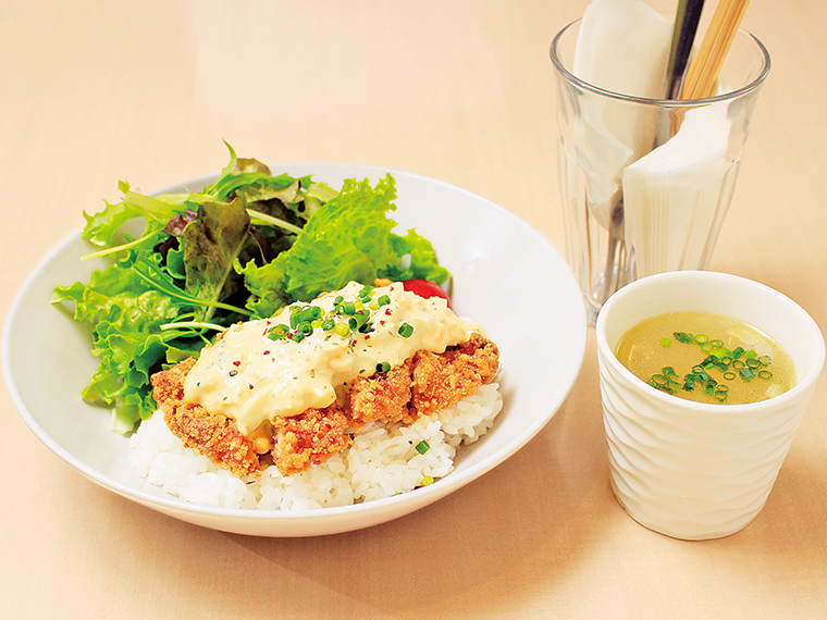 「自家製タルタルのチキン南蛮」(1,280円)。月から金曜日までのランチタイムはデザートとドリンク付き