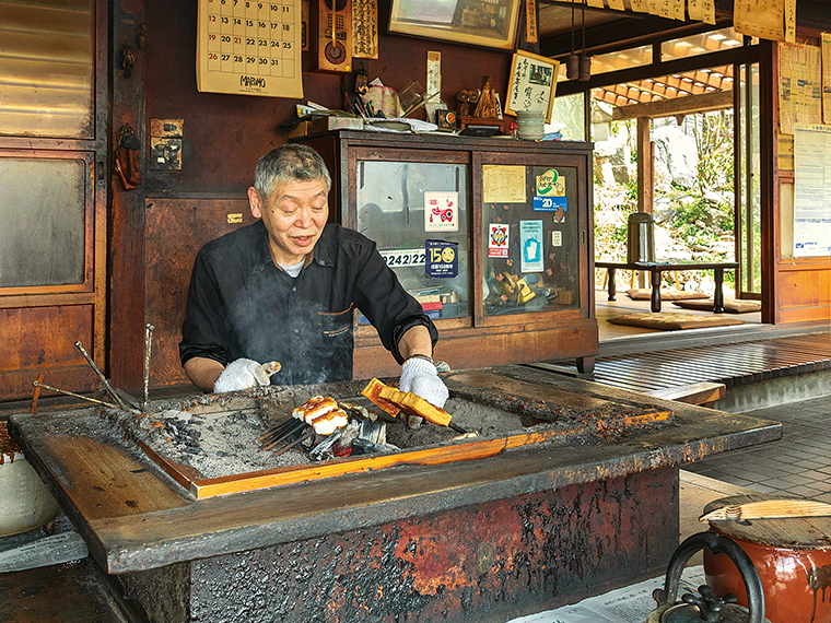 その昔、城主の命令で刑場に向かう罪人に田楽を振る舞ったのが店の始まり。店主の佐藤竜太郎さんで17代目を数える