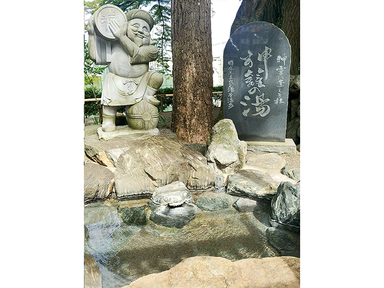 境内に源泉の温泉が出ている、全国でも珍しい神社