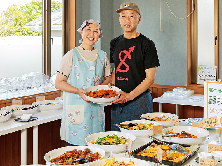 惣菜コーナーに立つご夫婦。「選べるお弁当」は主菜2種+副菜4種の組み合わせで650円