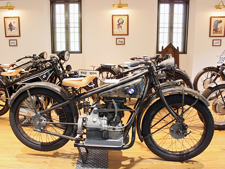戦前に作られたBMWのバイクが旧車として8台展示