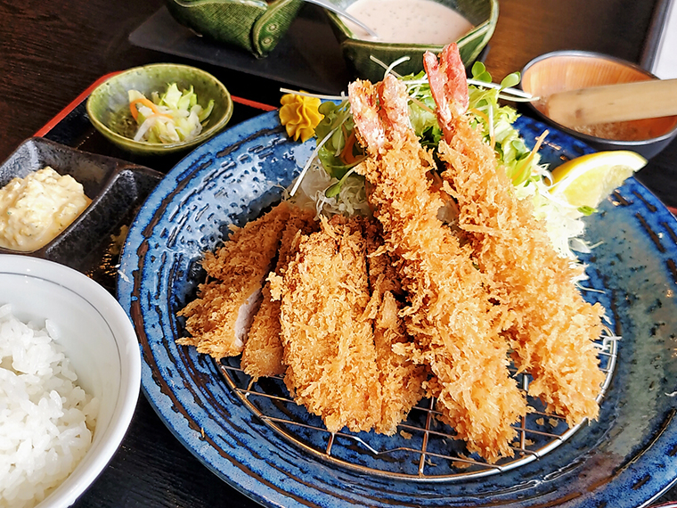 海老の尻尾がトレフォイル。「ヒレと海老フライの相盛り定食」（1,790円）