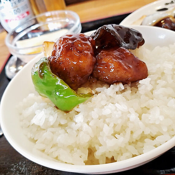 ご飯に乗せてミニ酢豚丼に。餡が染みたところのご飯がまた最高