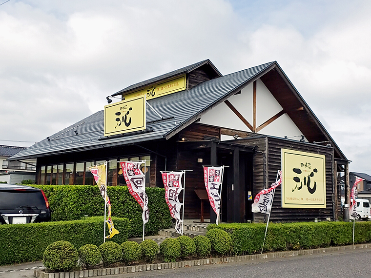 ふんだんに木を使った、温かみのある「天心」さんの建屋