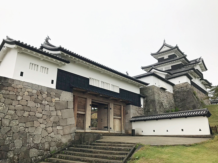 「小峰城」の名は、この地の地名「小峰ヶ岡」に由来する。三重櫓復元の際、戊辰戦争の激戦地であった稲荷山の杉を利用。当時の弾痕が柱や床板に残されている