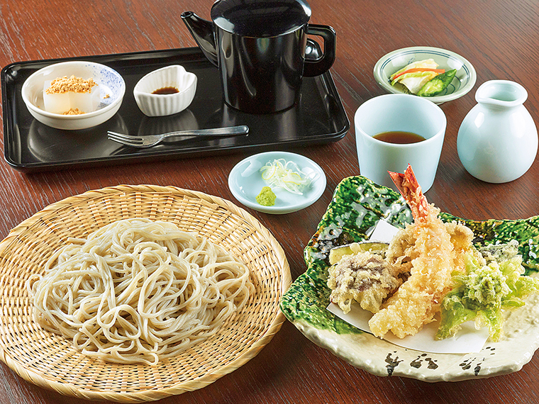 毎朝打つそばは福島県産「会津のかおり」を使用。人気の「天ぷらそば」（1,500円）は「そば寒天」のデザート付き