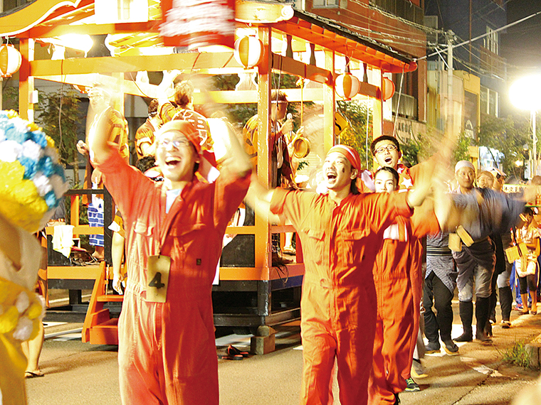 100年続く伝統祭りが4年ぶりに復活。力の入った太鼓の音とユニークな仮装は見応えあり。観光がてら立ち寄ってみよう！