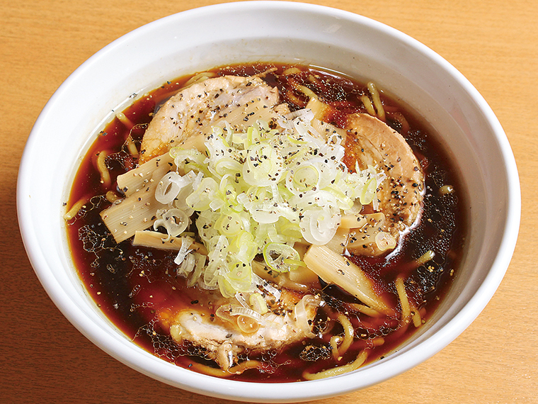 「ブラックラーメン」（860円）