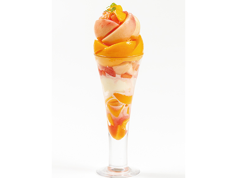 「黄金桃と白桃の2種の桃パフェ」(1,900円※店内飲食税込2,090円)