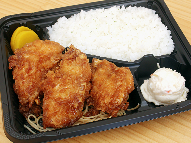 「からあげ弁当」（3個入り734円）。弁当のご飯は通常250gとボリューム満点だが、プラス99円で大盛りも可能