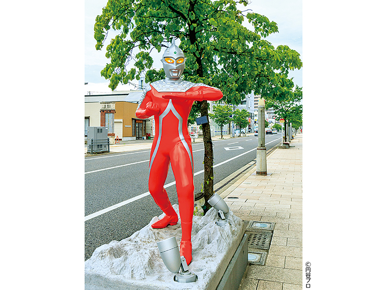 須賀川市の中心に位置する「松明通り」にはウルトラヒーローや怪獣のモニュメントが立ち並ぶ。 道沿いを散策するだけでも楽しめる