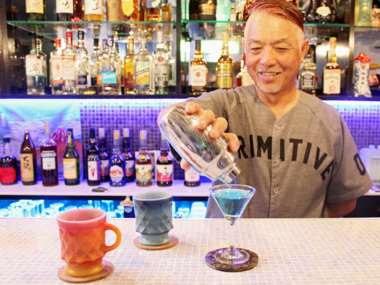 マスターの齋藤利昭さん。13年ぶりに福島に帰省して飲食業に復帰。カクテル各種700円から、自家焙煎コーヒー495円、マスターお点前の抹茶は440円