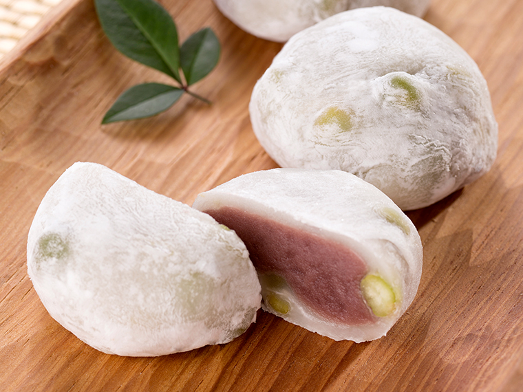「ちょっと塩味 豆大福」(130円)。青エンドウ豆の食感と、ブレンドした2種の塩味が絶妙