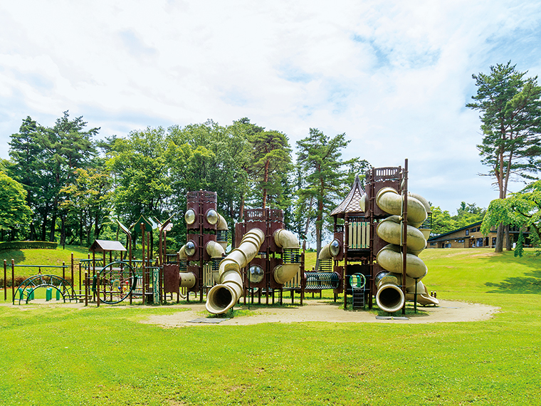 青々とした緑が生い茂る『翠ヶ丘公園』。親子連れに大人気の大型複合遊具はお城の様で子ども達も喜ぶこと間違いなし。芝生が整備されているので、ピクニックにもおすすめ