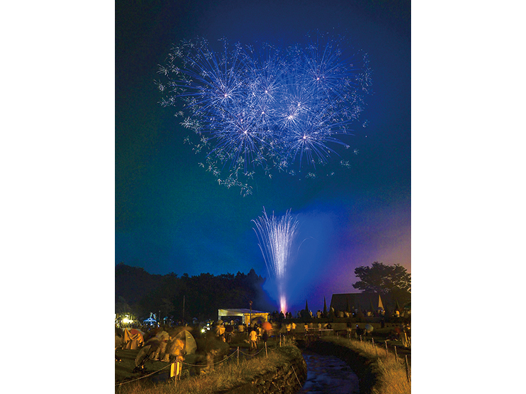 「恋人の聖地」にも認定された四季の里で、夜空を彩る花火を