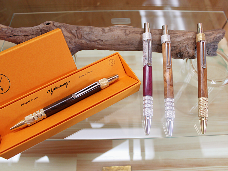手作りペンは天然木のため、色味・模様・風合いがすべて異なるのも魅力