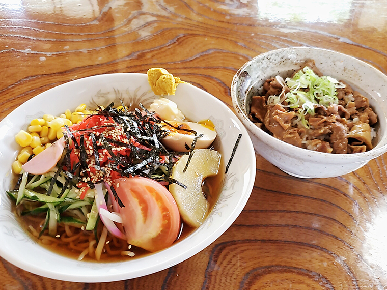 「冷やし中華」（950円）と「ミニモツご飯」（400円）