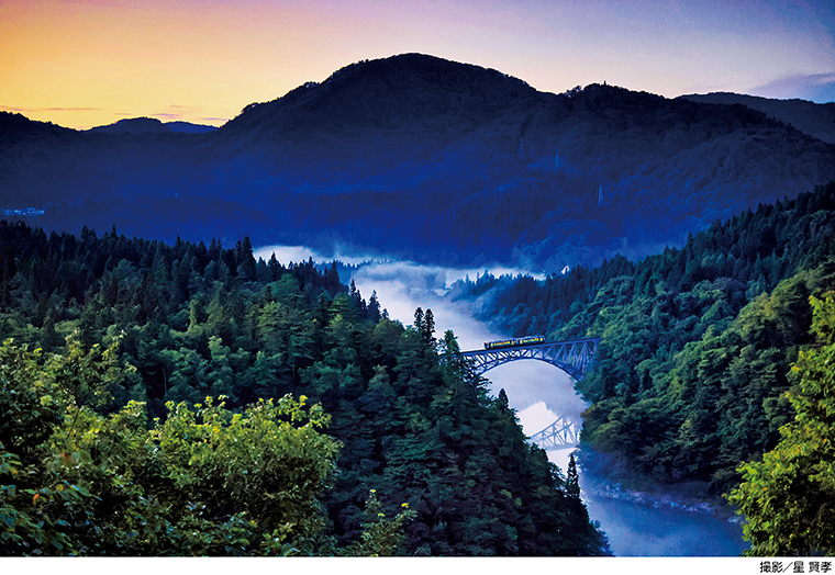 星 賢孝の奥会津だより】三島町「只見線展望台」から撮影した、夕刻の