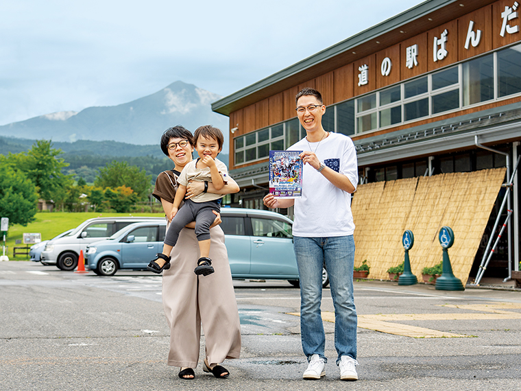 元気いっぱいのたいせいくん（3歳）、パパ、ママの3人家族でウルトラマンARスタンプラリーに挑戦。パパが持っているのは公式ガイドブック