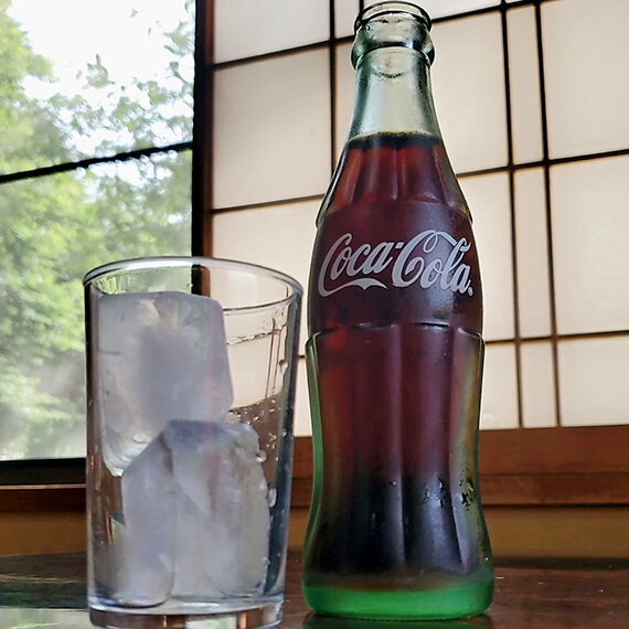 コップには大きめの氷。瓶のコーラは250円