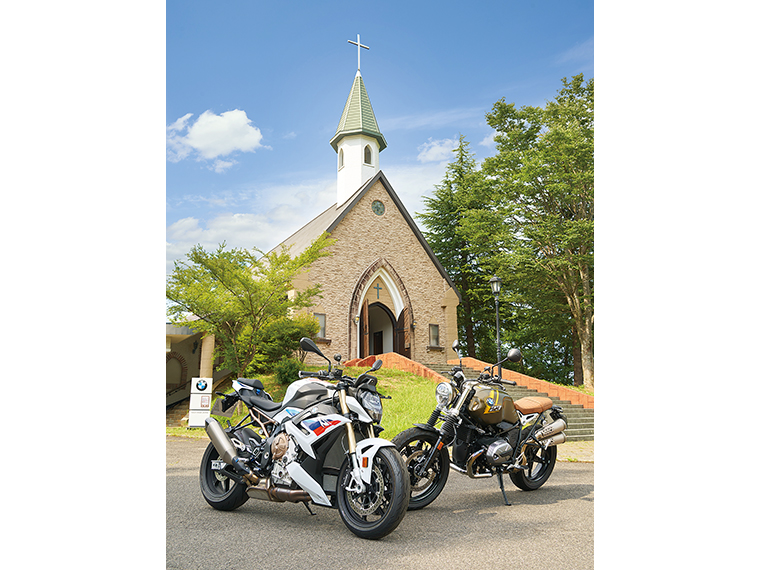 「アンナガーデン」の聖アンナ教会。隣にはバイクの販売店があり、そのまま付近を試乗、レンタルバイクで走行も可能