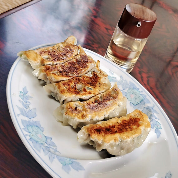 「餃子」(400円)のA面。一緒に供される酢がベストマッチ