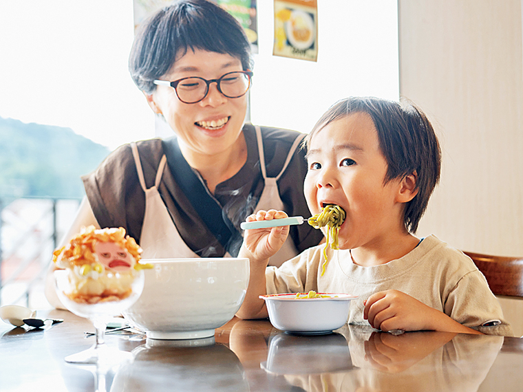 「アスパラ麺が美味しい！」と頬張るたいせいくん。手前にあるのは「ピグモンアイス」（550円）