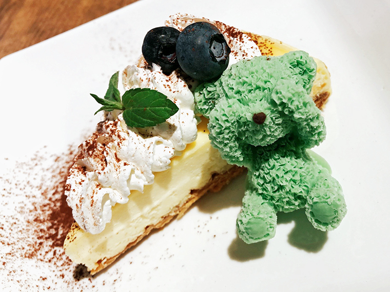 「コーヒー&ケーキセット」(1,200円)。可愛いクマのチョコレート付きでケーキは日替わり