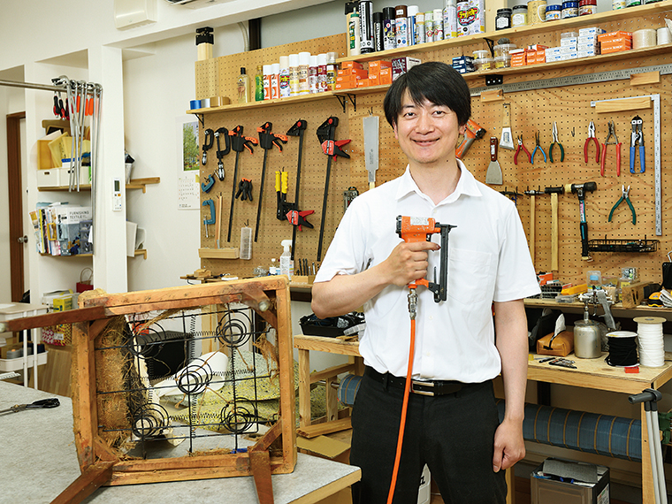 生地の裁断や木材の加工まであらゆる工程を佐藤さんが1人で対応。作業の様子や実例はInstagramなどで発信中