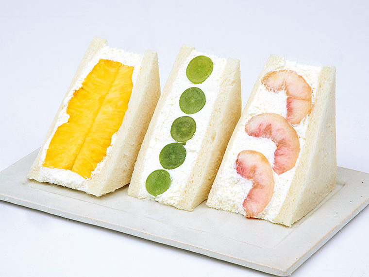 フルーツサンド(480円~)。左から「Wパイン」(580円)、「シャインマスカット」(800円)、「もも」(700円)