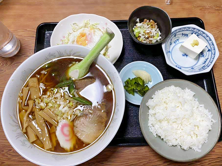 ラーメンも、もちろん定食化（650円／部員提供）