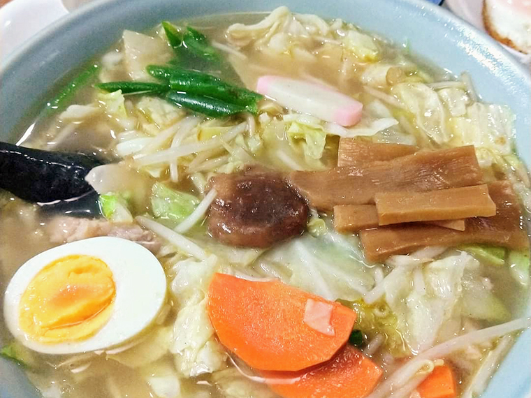 麺の十種競技。「五目タンメン」は実は十目(900円/部員提供)