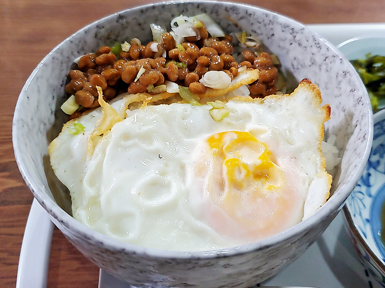 サービスとは思えない“納豆目玉丼”