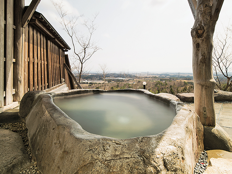 鹿狼山の中腹にある「鹿狼の湯」では日帰り入浴が可能。露天の石風呂からは新地の町並と太平洋が眺められる。大浴場とサウナも備える