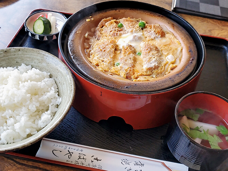 出汁の染みた衣をご飯にスタンプしてこその「かつ煮込定食」(970円)