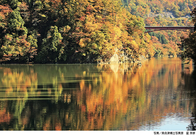 「観光レンタカープラン（東部）」のメインは写真の「霧幻峡の渡し」。かつての手漕ぎの渡し舟を再現した乗船体験で、幻想的な風景が楽しめる。体験料は2名まで6,000円、3名以上は1名あたり3,000円。別途散策付きプランもある