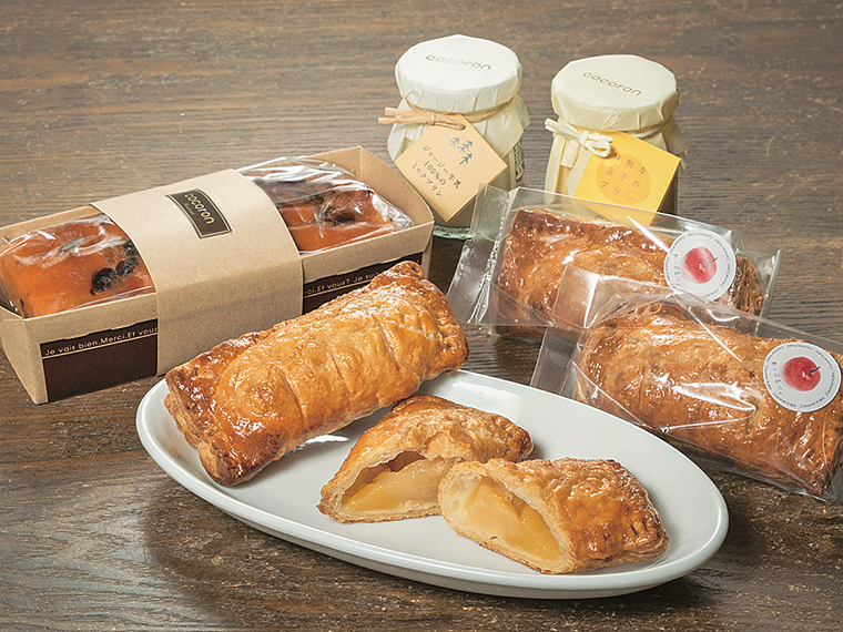 手前から「アップルパイ」(価格未定)、「パウンドケーキ」(756円)、「ここたまプリン」(324円)。イベント当日、パイは出来立てを販売