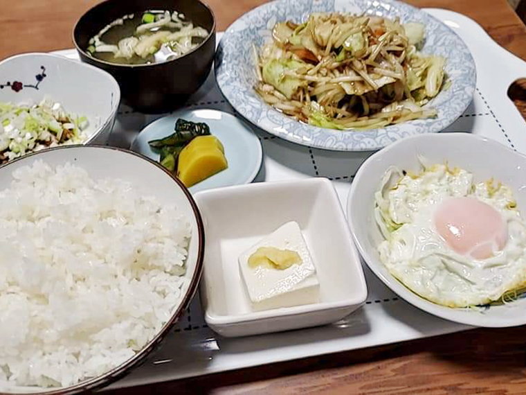 野菜炒め定食にも目玉焼き・納豆(850円)