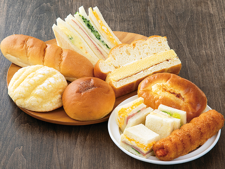 「メロンパン」(140円)や「サンドイッチ」(260円)、「カステラサンド」(150円)など種類豊富。毎日でも利用しやすい価格なのもうれしい