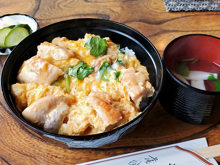 香ばしいローストチキンを親子丼に。肉も玉子も2倍の「焼き親子丼」（1,220円）